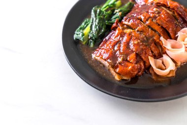 Kızarmış ördek masada.