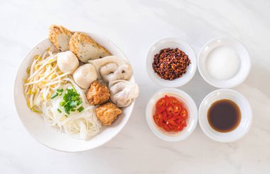 Balık topu bir kase erişte