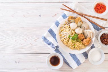 Balık topu bir kase erişte