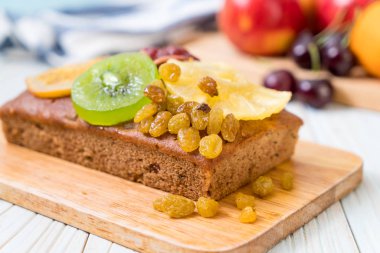 Ahşap üzerine meyveli kek