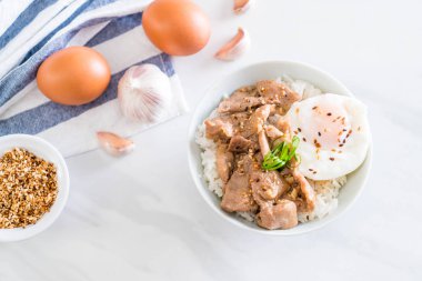 yumurta ile tepesinde pirinç Sarımsak soslu tavada kızartılmış domuz eti