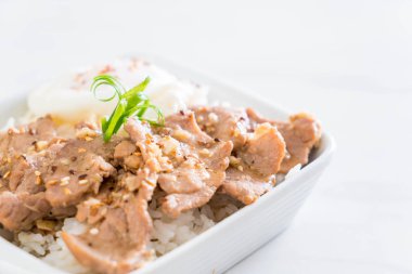 yumurta ile tepesinde pirinç Sarımsak soslu tavada kızartılmış domuz eti