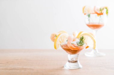 Karides kokteyl sosu ile