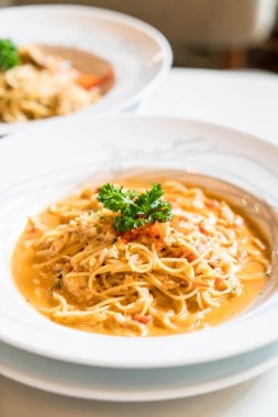 Yengeç soslu spagetti