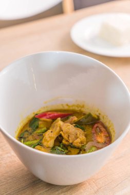 Tavuklu yeşil köri.