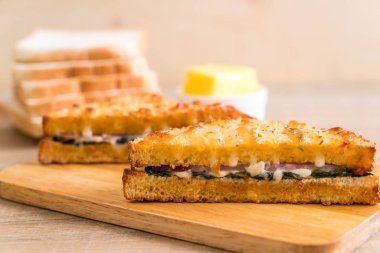 fırında ıspanak ve Jambonlu sandviç 