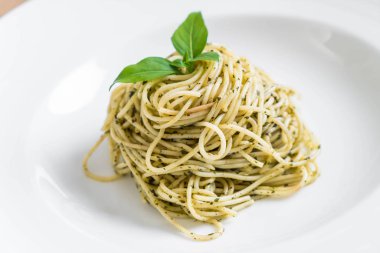 makarna spagetti yeşil pesto sos ve fesleğen ile