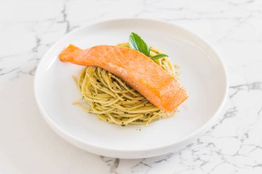 pesto yeşil ve somon makarna spagetti