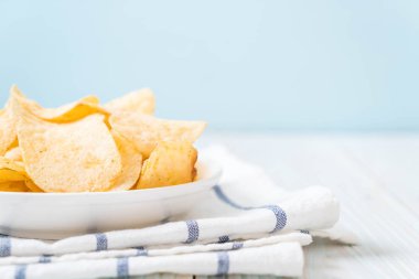 patates cipsi plaka üzerinde