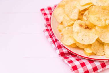 patates cipsi plaka üzerinde