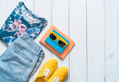 Gezgin, yaz tatili erkekler rahat kıyafetler