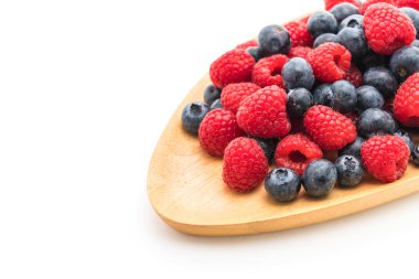 taze yaban mersini ve rasberry beyaz