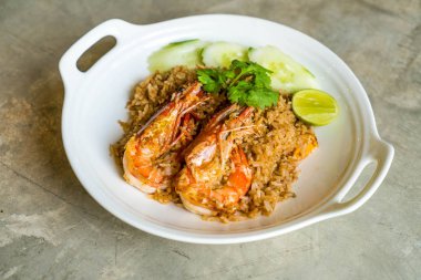 Kızarmış karidesli pilav yapıştırın