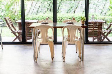 Boş masa ve sandalye