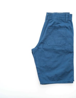 beyaz üzerine kısa pantolon