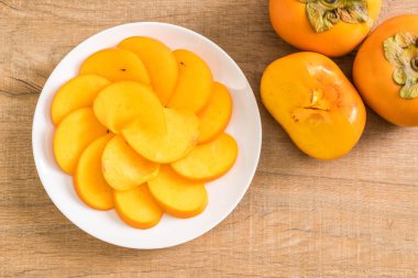 Trabzon hurması tabağa dilimlenmiş