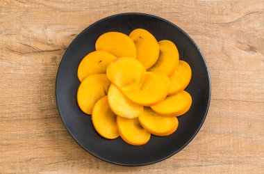 Trabzon hurması tabağa dilimlenmiş