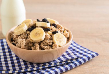 Granola muz, Kuru üzüm ve süt ile 