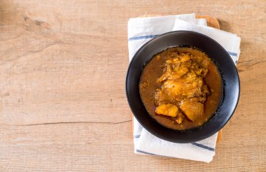 Şehriye ile tavuk Massaman köri hamur