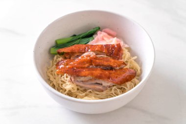 Kızarmış ördek erişte