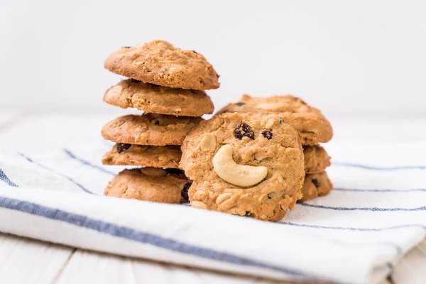 cookies with raisin and cashew nuts