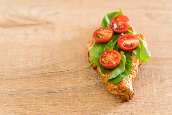 Sándwich de tomates croissant — Foto de Stock