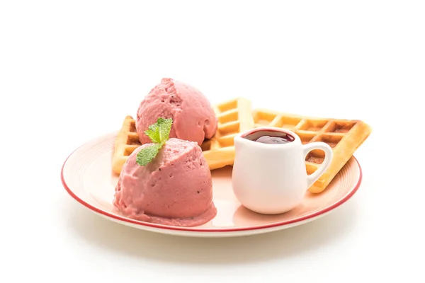 Çilekli dondurma waffle ile — Stok fotoğraf
