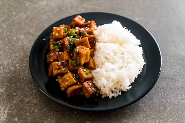 Mexa tofu frito com molho picante em arroz — Fotografia de Stock