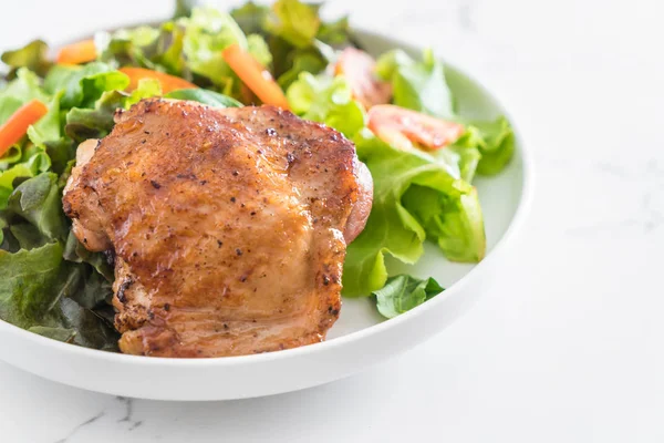 Grillad kyckling biff med grönsakssallad — Stockfoto