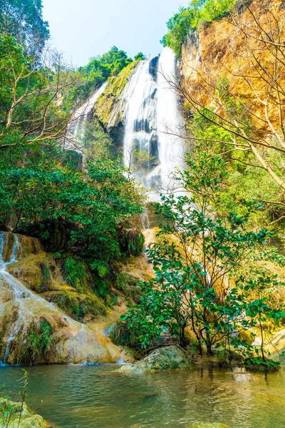 Cascade d'Erawan, parc national d'Erawan à Kanchanaburi à Thaila — Photo