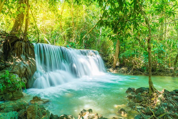 Huay Mae Kamin vízeséssel Kanchanaburi, Thaiföld — Stock Fotó