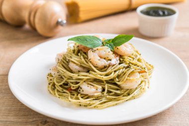 makarna spagetti pesto yeşil ve karides