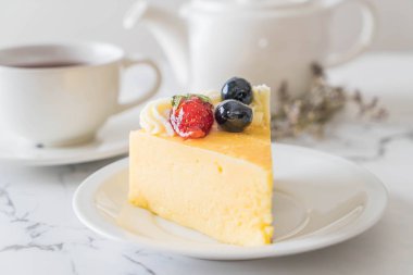 peynirli kek çilek ve yaban mersini