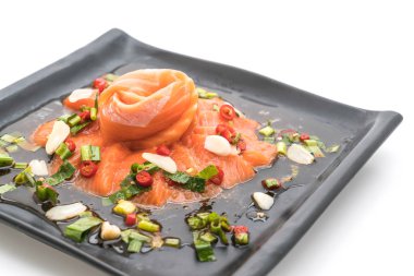 taze somon çiğ baharatlı salata