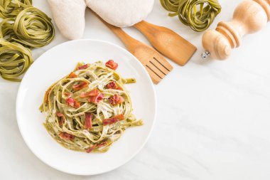 ıspanak fettuccini makarna pastırma ile