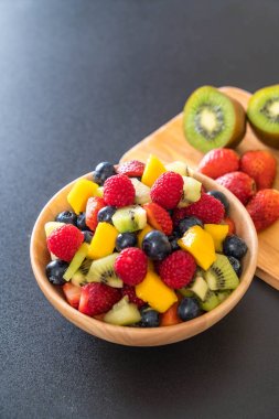 karışık taze meyve (çilek, ahududu, yaban mersini, kivi, mang