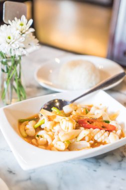  Kızarmış kalamar tuzlu yumurta ile karıştırın 