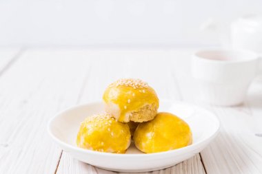 Çin böreği veya moon kek mung fasulye ezmesi ve tuz ile doldurulmuş