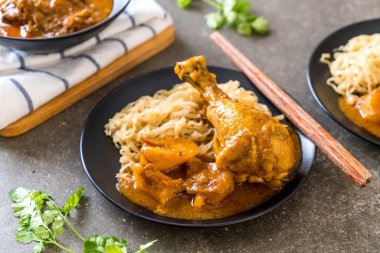 Şehriye ile tavuk Massaman köri hamur