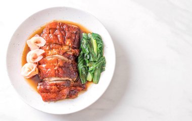 Kızarmış ördek masada.