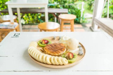 vanilyalı dondurma ve meyve ile gözleme