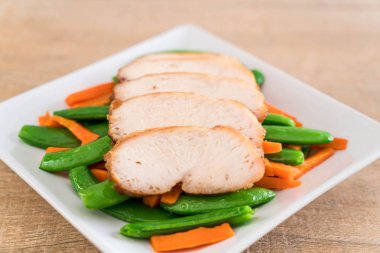 Yeşil bezelye ve havuç ile ızgara tavuk