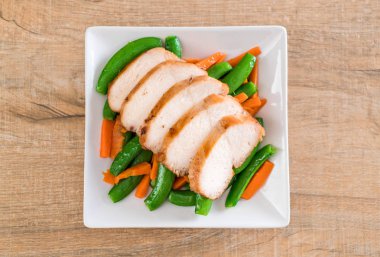 Yeşil bezelye ve havuç ile ızgara tavuk