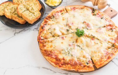 Ispanak ve pastırma pizza