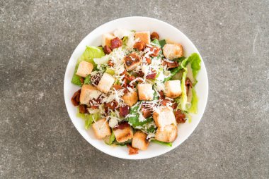 Sezar salatası masasında