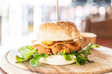 Peynirli hamburger ile kızarmış tavuk