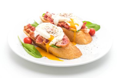 Beyaz arka plan üzerinde yumurta benedict