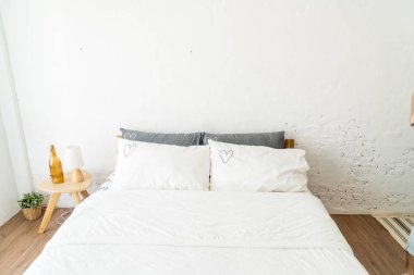 Beyaz yastık yatak yatak dekorasyon 