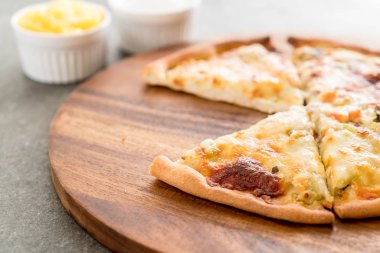 Kremalı mantarlı pizza