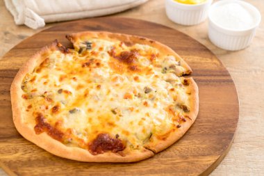 Kremalı mantarlı pizza